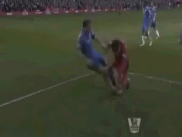 Suarez cắn Ivanovic