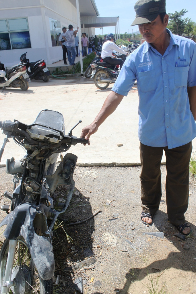 2 xe máy bị phóng hỏa và nhiều khu vực tường bị cháy đen rạm