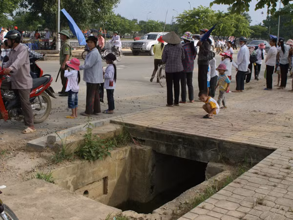 Hố ga không nắp, rình rập tính mạng trẻ em