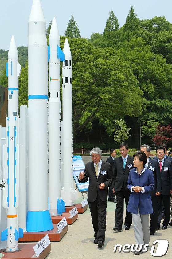 Tổng thống Park Geun-hye tham quan triển lãm mô hình các tên lửa phòng thủ của Hàn Quốc