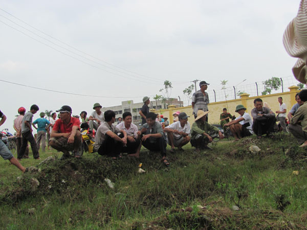 Hàng trăm người dân bức xúc vây quanh Nhà máy đạm