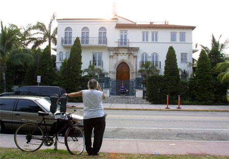 Mặt ngoài của tòa biệt thự