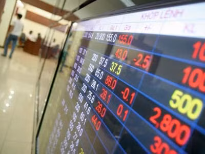 Tiền đâu thu gom cổ phiếu Sacombank, Eximbank?