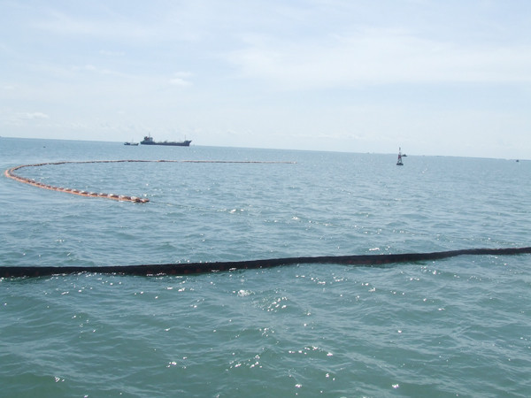 Quây phao chống dầu tràn khu vực Trường Hải Star bị chìm