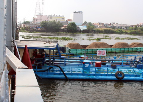 Giải cứu thành công xà lan mắc kẹt ở gầm cầu. Giải cứu thành công xà lan mắc kẹt ở gầm cầu