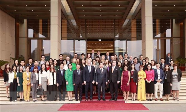 Chủ tịch Quốc hội Vương Đình Huệ chụp ảnh lưu niệm với đại biểu. (Ảnh: Doãn Tấn/TTXVN) Chủ tịch Quốc hội Vương Đình Huệ chụp ảnh lưu niệm với đại biểu. (Ảnh: Doãn Tấn/TTXVN)