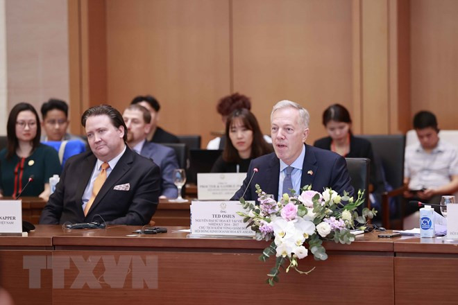 Ông Ted Osius, nguyên Đại sứ Hoa Kỳ tại Việt Nam, Chủ tịch Kiêm Tổng Giám đốc Hội đồng Kinh doanh Hoa Kỳ-ASEAN, phát biểu. (Ảnh: Doãn Tấn/TTXVN) Ông Ted Osius, nguyên Đại sứ Hoa Kỳ tại Việt Nam, Chủ tịch Kiêm Tổng Giám đốc Hội đồng Kinh doanh Hoa Kỳ-ASEAN, phát biểu. (Ảnh: Doãn Tấn/TTXVN)