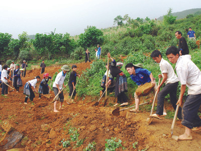 Đội tình nguyện cùng người dân địa phương làm đường giao thông ở bản Mú Cáy Hồ