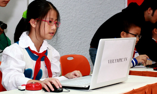 Học sinh trường Tiểu học Ban Mai (quận Hà Đông)chăm chú dự thi 