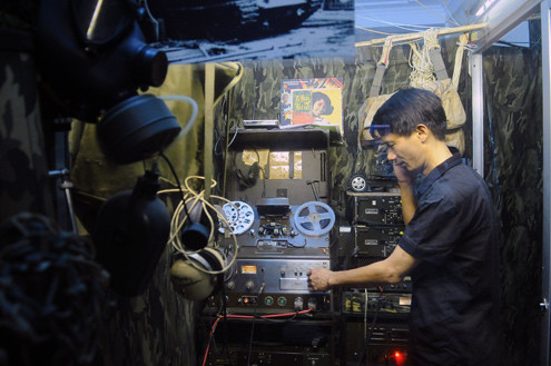 Hệ thống âm thanh của quán cũng được sưu tầm mất rất nhiều năm, với bộ dàn nghe băng cối cổ hiệu Ampex của Mỹ. Khách sẽ được nghe các bản nhạc phát ra từ những chiếc băng dây còn khá chất lượng. Anh Phương cho biết, 