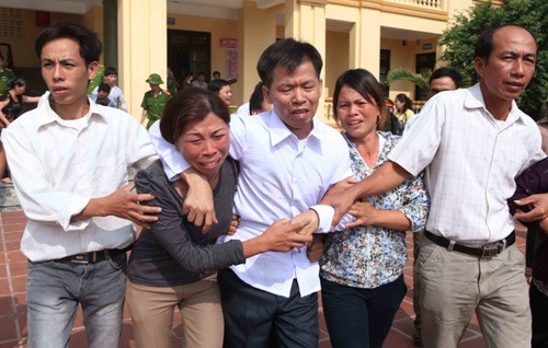 Ông Nguyễn Thanh Chấn trở về trong nước mắt của người thân - Ảnh: Minh Quang