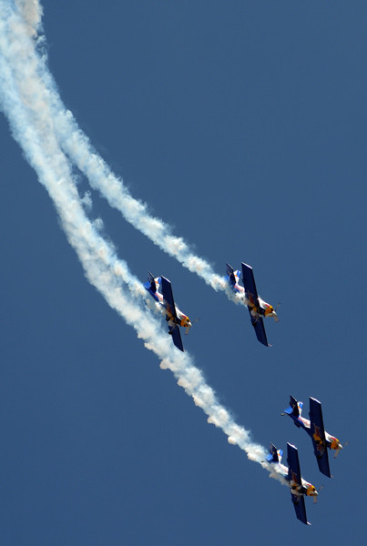 Các phi công của đội Red Bull Aerobatics biểu diễn tại Triển lãm hàng không vũ trụ quốc tế Aero India 2013. Bangalore, Ấn Độ