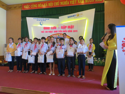 Bảo việt nhân thọ trao học bổng cho các em