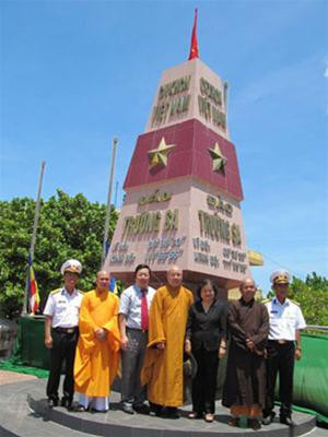 Nguyên Phó Chủ tịch nước Trương Mỹ Hoa (thứ ba từ phải sang), Thứ trưởng Bộ Ngoại giao Nguyễn Thanh Sơn (thứ ba từ trái sang) và các đại biểu T.Ư Giáo hội Phật giáo Việt Nam tại cột mốc chủ quyền. Ảnh: Phương Thuận