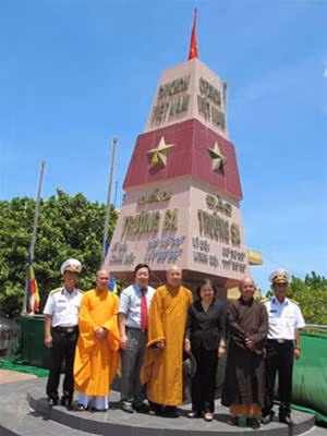 Nguyên Phó Chủ tịch nước Trương Mỹ Hoa (thứ ba từ phải sang), Thứ trưởng Bộ Ngoại giao Nguyễn Thanh Sơn (thứ ba từ trái sang) và các đại biểu T.Ư Giáo hội Phật giáo Việt Nam tại cột mốc chủ quyền. Ảnh: Phương Thuận