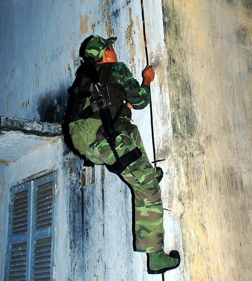 Tay không thoăn thoắt leo lên mái nhà, đột kích mục tiêu ....