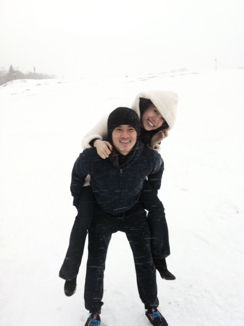 Thủy Tiên sang thăm Công Vinh tại Nhật Bản khi cầu thủ xứ Nghệ kết thúc mùa giải tại Sapporo. 