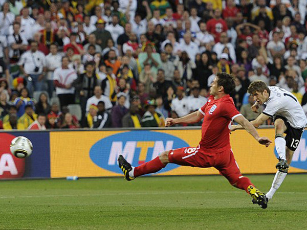 Pha sút bóng của Thomas Muller (số 13) mang về bàn thắng thứ ba cho 