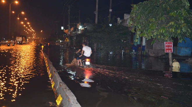 Triều cường khiến gần 1 km bị ngập nặng. Ảnh: Vũ Thủy - TTO