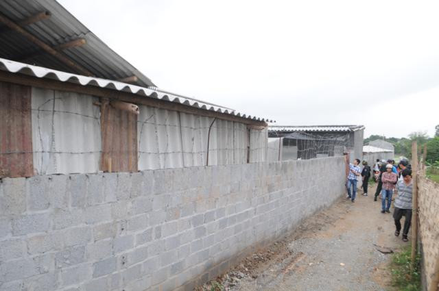 Xung quanh các sới bạc này được rào chắn kín kẽ, có 