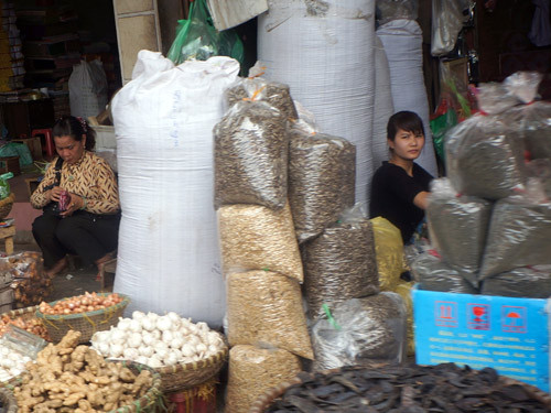 Hạt hướng dương được bán rất nhiều ở các chợ, có cả loại chưa rang và đã rang chín. Ảnh: Ngọc Dung Hạt hướng dương được bán rất nhiều ở các chợ, có cả loại chưa rang và đã rang chín