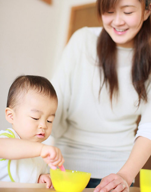 Việc tưởng chừng đơn giản nhưng sẽ có nhiều tai hại nếu bạn cho bé ăn không đúng cách