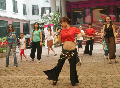 Khán giả học múa tại chương trình