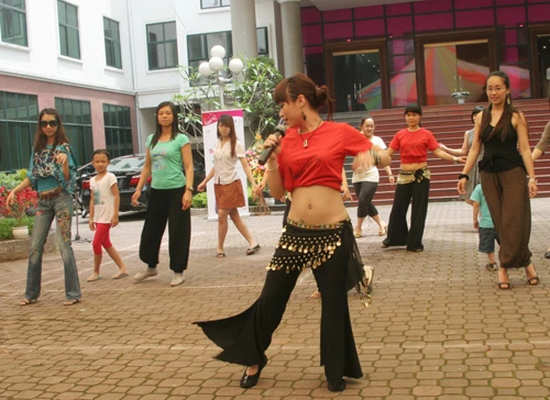 Khán giả học múa tại chương trình