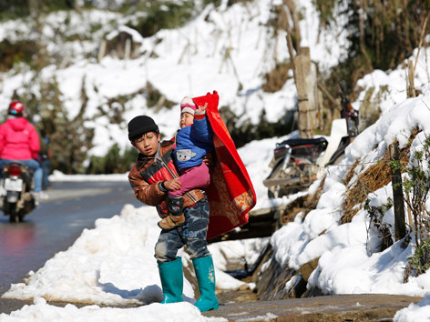 Dưới cái rét thấu xương của băng tan, trẻ em quấn chăn bông chống rét