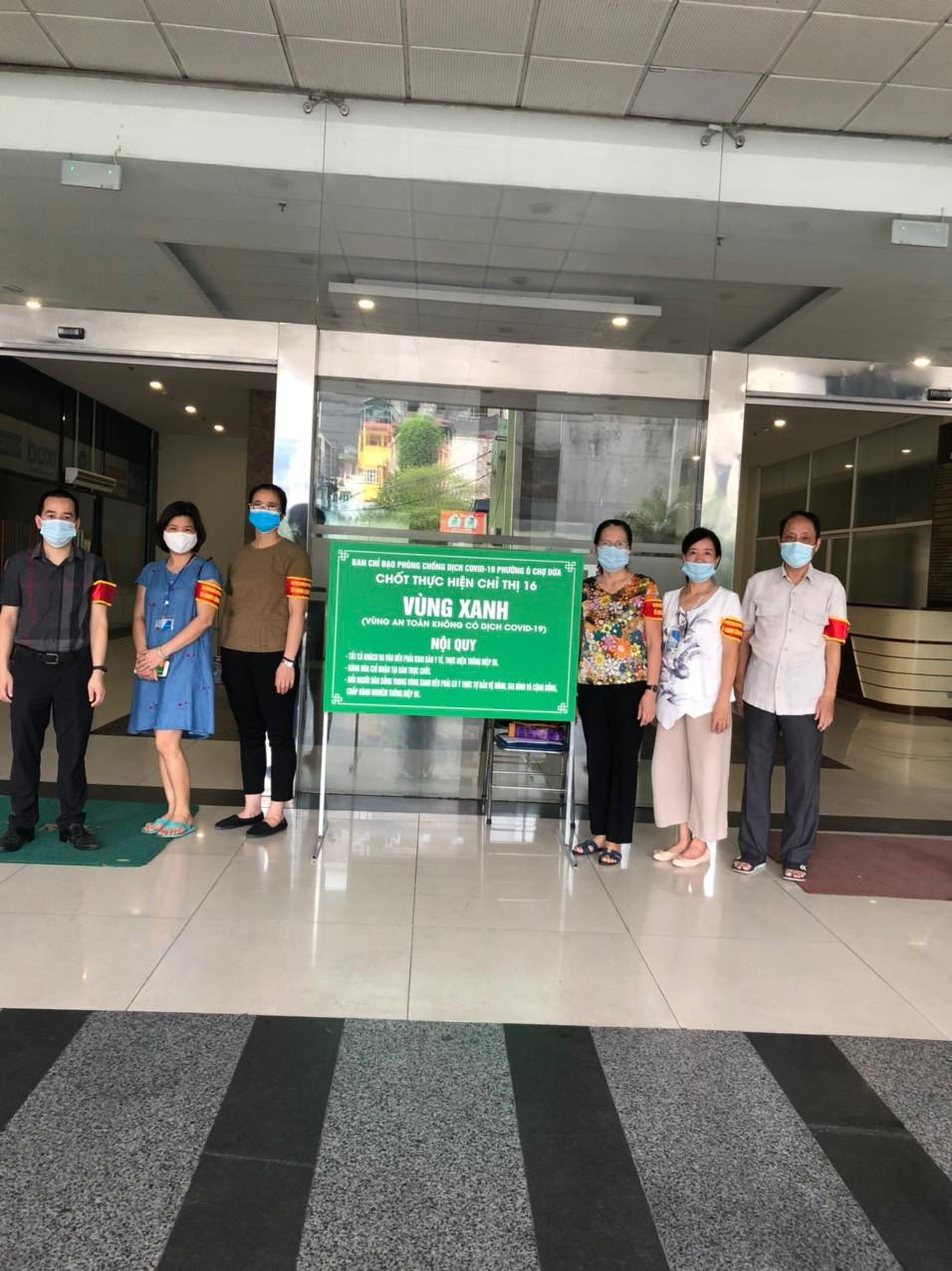 Theo đó, Ban quản lý chung cư 170 Đê La Thành cùng Công ty vận hành dịch vụ sẽ phối hợp tổ dân phố triển khai kiểm soát người ra vào tại tòa nhà và phân luồng lại giao thông (sảnh tầng 1 chỉ có 1 lỗi ra vào tại sảnh giữa tòa nhà) để đảm bảo sự an toàn của cư dân trước đại dịch COVID-19.