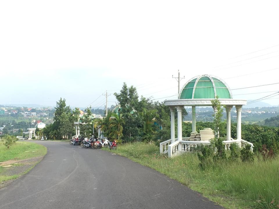 Thực trạng bên trong siêu dự án 25.000 tỷ đồng Khu đô thị Nam Đà Lạt mới chỉ có vài tiểu cảnh sơ sài, hàng loạt hạng mục chưa được triển khai như khu dân cư trú đông, khu biệt thự mùa hè, khu du lịch nghỉ dưỡng, khu đô thị trung tâm, khu công viên cây xanh, thể dục thể thao, vườn hoa, khu cổng mặt trời... Thực trạng bên trong siêu dự án 25.000 tỷ đồng Khu đô thị Nam Đà Lạt mới chỉ có vài tiểu cảnh sơ sài, hàng loạt hạng mục chưa được triển khai như khu dân cư trú đông, khu biệt thự mùa hè, khu du lịch nghỉ dưỡng, khu đô thị trung tâm, khu công viên cây xanh, thể dục thể thao, vườn hoa, khu cổng mặt trời...