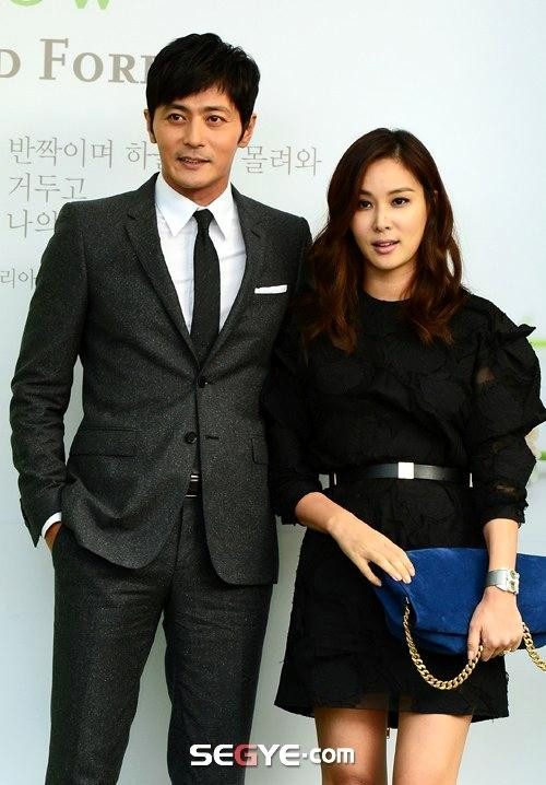 Những bộ trang phục của mỹ nam Jang Dong Gun và vợ luôn thể hiện sự đơn giản nhưng sang trọng và đẳng cấp. Họ cũng thường xuyên ăn vận đồng điệu với nhau về màu sắc khi cùng xuất hiện trong các sự kiện