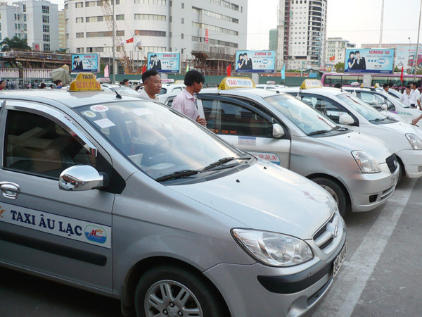 Taxi hoạt động từ đường vành đai 3 trở vào sẽ phải đóng phí. Ảnh: Trọng Đảng