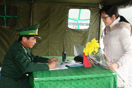 Chiến sỹ biên phòng túc trực ngày đêm tại lều tạm, hướng dẫn người dân đăng ký trước khi vào viếng mộ Đại tướng. Chiến sỹ biên phòng túc trực ngày đêm tại lều tạm, hướng dẫn người dân đăng ký trước khi vào viếng mộ Đại tướng