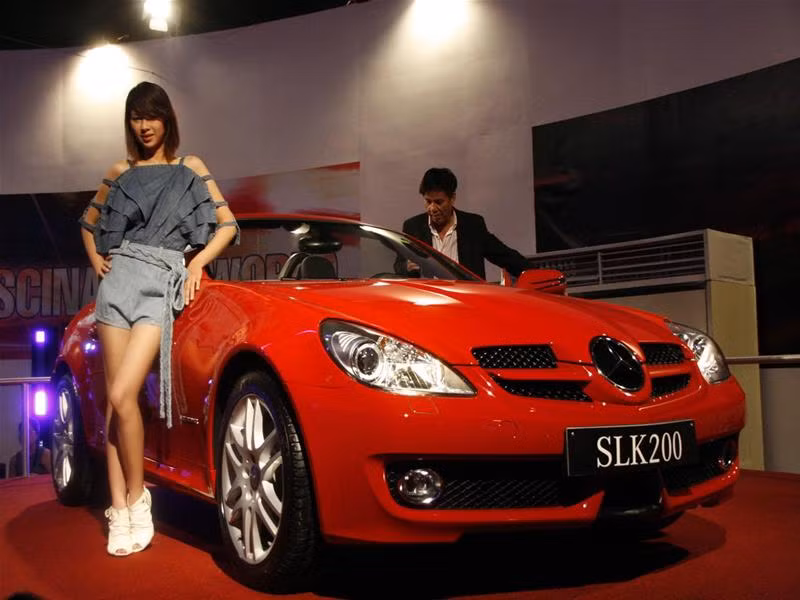 SLK 200K giá 1,9 tỷ đồng (99.900 USD) - ảnh Hữu Vinh