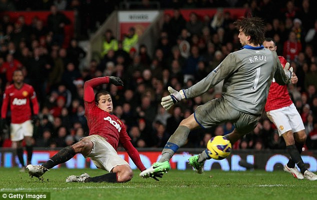 Van Persie và Chicharito lên tiếng đúng vào thời điểm khó khăn nhất