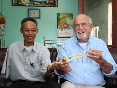 Ông Nguyễn Quang Hùng (trái) và bác sĩ Sam Axelrad vui mừng ngày hội ngộ. Ảnh: TNO