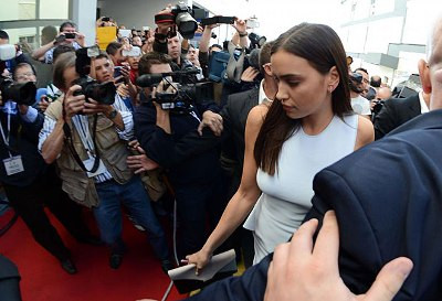 Chân dài người Nga trong vòng vây của báo giới