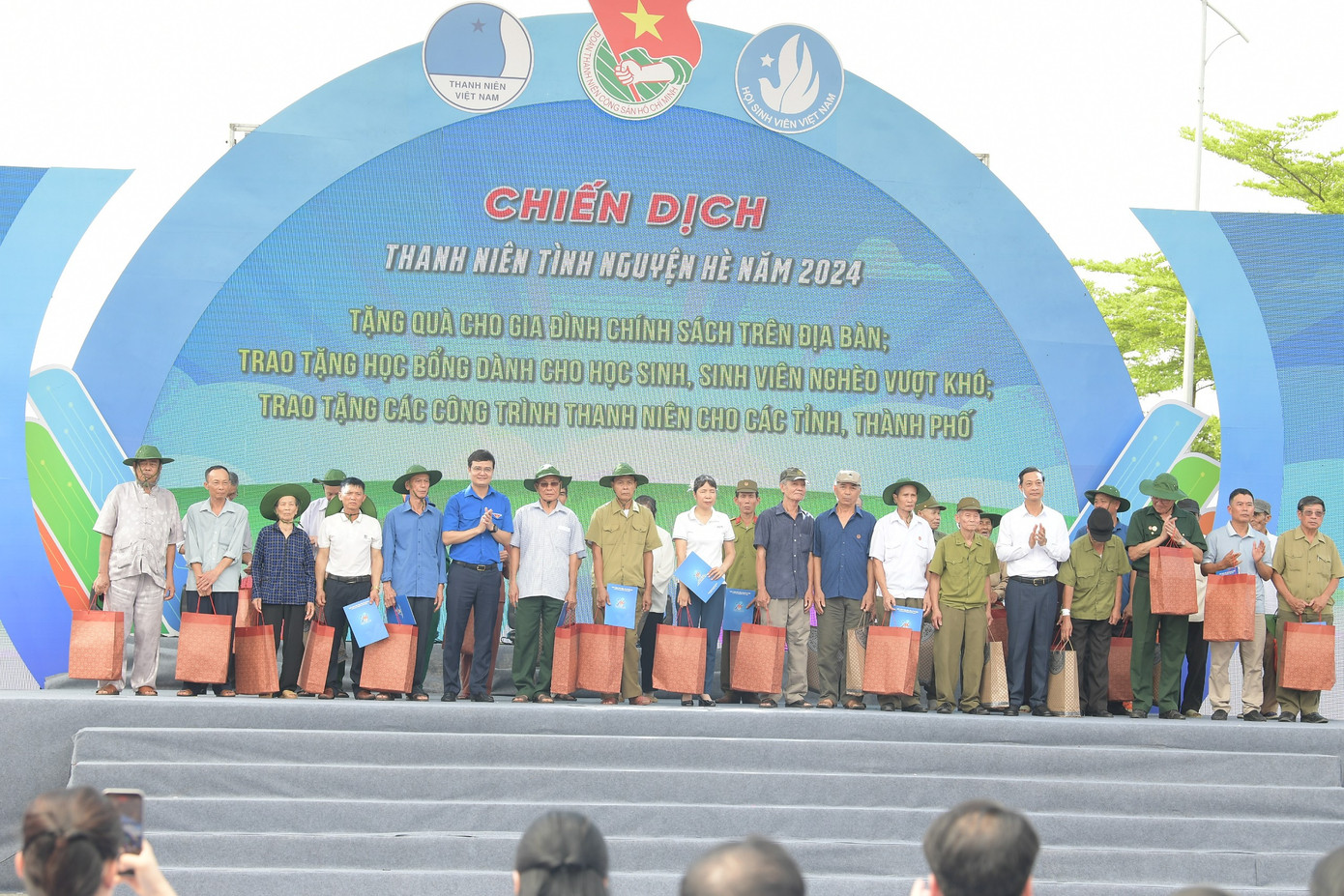 Các đại biểu trao quà cho các gia đình chính sách trên địa bàn và trao tặng học bổng cho học sinh, sinh viên nghèo vượt khó tại Lễ ra quân