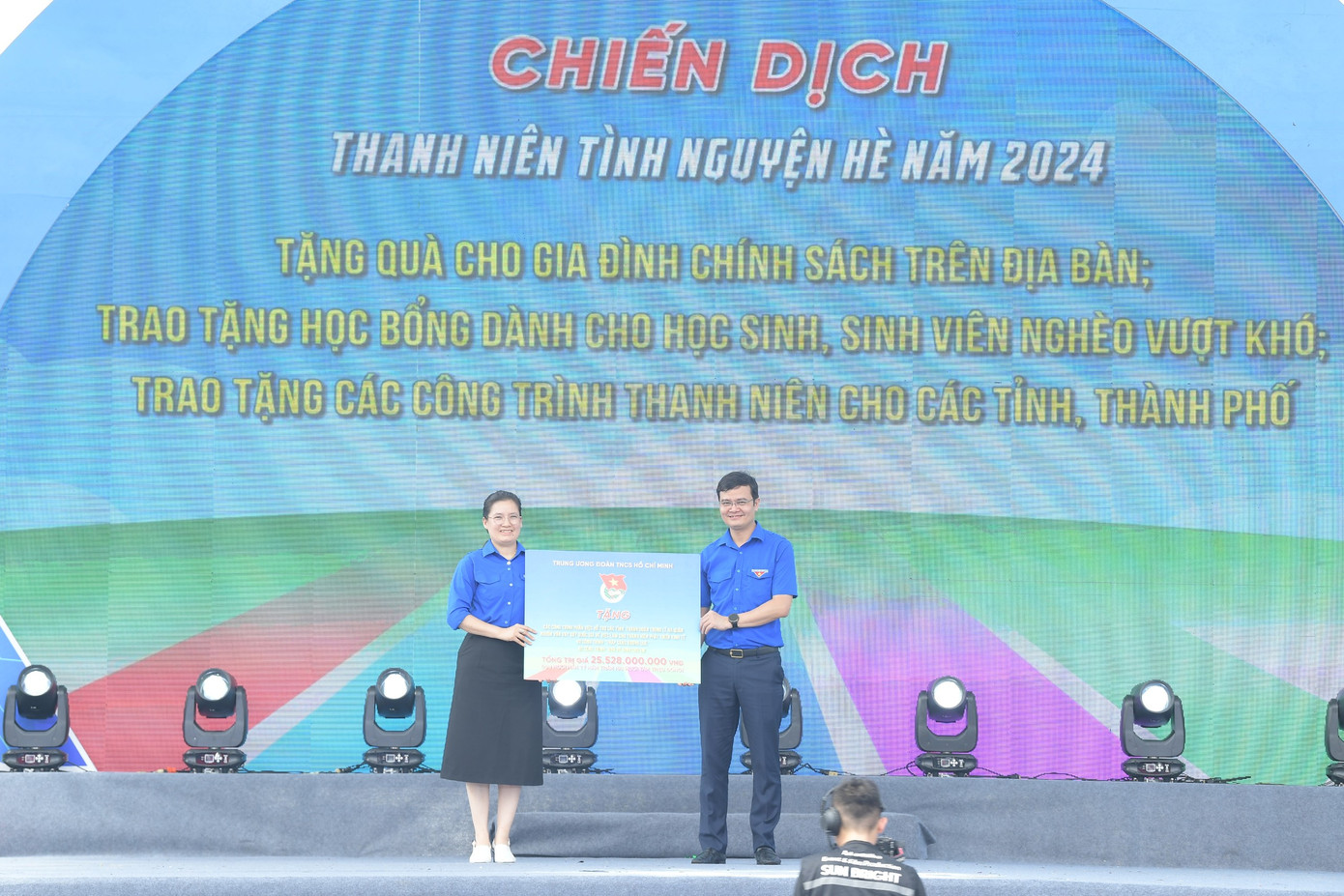 Anh Bùi Quang Huy - Ủy viên dự khuyết T.Ư Đảng, Bí thư thứ nhất T.Ư Đoàn trao biển tượng trưng các công trình, phần việc của tuổi trẻ cả nước thực hiện trong Chiến dịch TNTN Hè 2024.