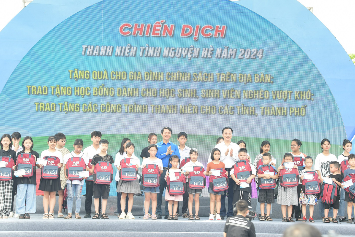 Các đại biểu trao quà cho các gia đình chính sách trên địa bàn và trao tặng học bổng cho học sinh, sinh viên nghèo vượt khó tại Lễ ra quân