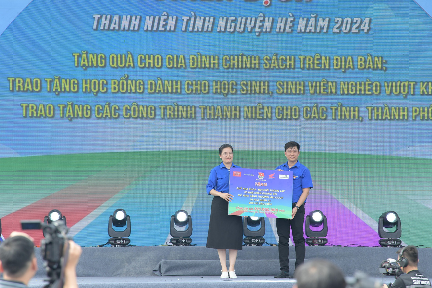 Trao biển tượng trưng các công trình, phần việc trong Chiến dịch của các đơn vị