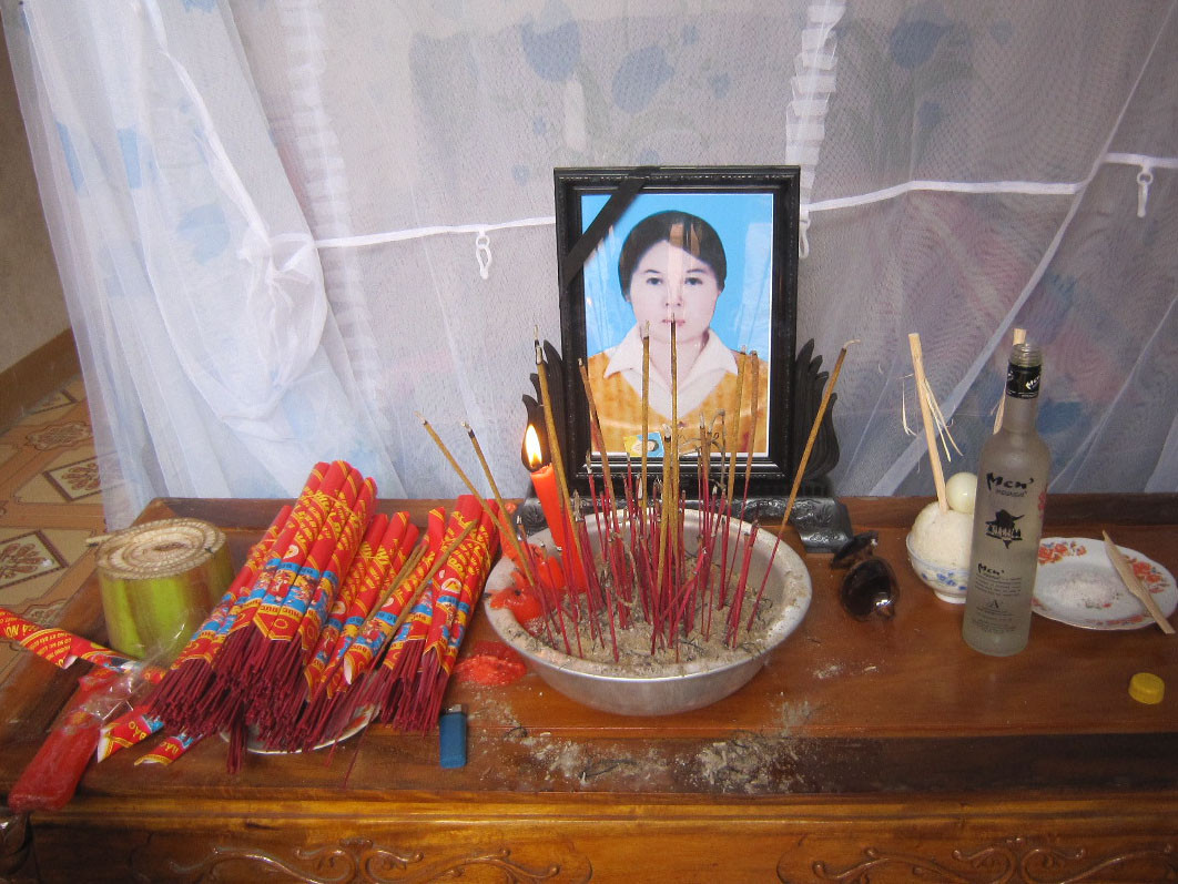 Di ảnh nạn nhân bên bàn thờ mới lập vội và thi thể nạn nhân chờ mai táng