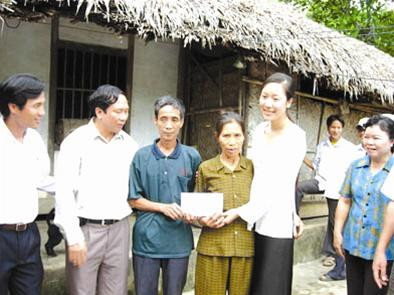 Hoa hậu Ngô Phương Lan trao quà tình nghĩa cho cựu TNXP Nguyễn Thị Đỉu Hoa hậu Ngô Phương Lan trao quà tình nghĩa cho cựu TNXP Nguyễn Thị Đỉu