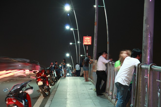 Từ xế chiều đến tối, không khó bắt gặp nhiều nhóm bạn trẻ, những đôi lứa rủ nhau lên cầu hóng gió, tâm sự, chụp hình, câu cá ...