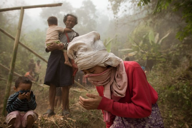 Người tị nạn ở Myanmar nhắm mắt lại khi máy bay trực thăng cứu hộ của Thái Lan cất cánh. (Nguồn: Getty)