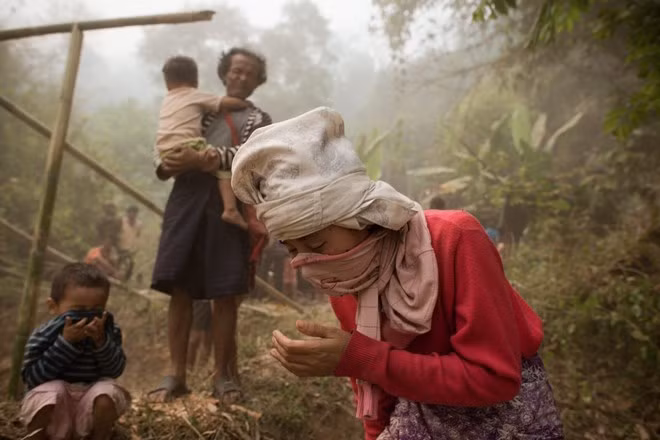 Người tị nạn ở Myanmar nhắm mắt lại khi máy bay trực thăng cứu hộ của Thái Lan cất cánh. (Nguồn: Getty)