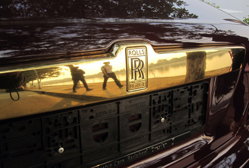 Viền cửa kính, viền đèn hậu hay ống xả cũng mạ vàng