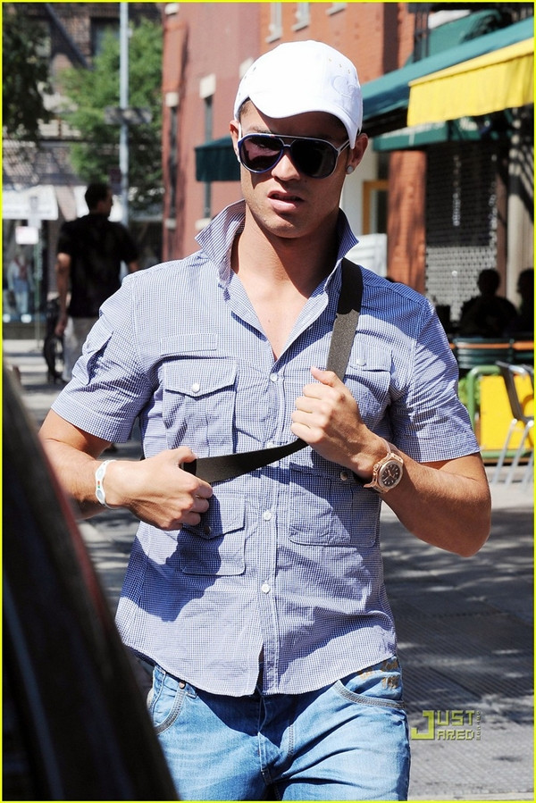 Ronaldo vẫn được yêu thích dù không giành được vinh quang nào. Ronaldo vẫn được yêu thích dù không giành được vinh quang nào