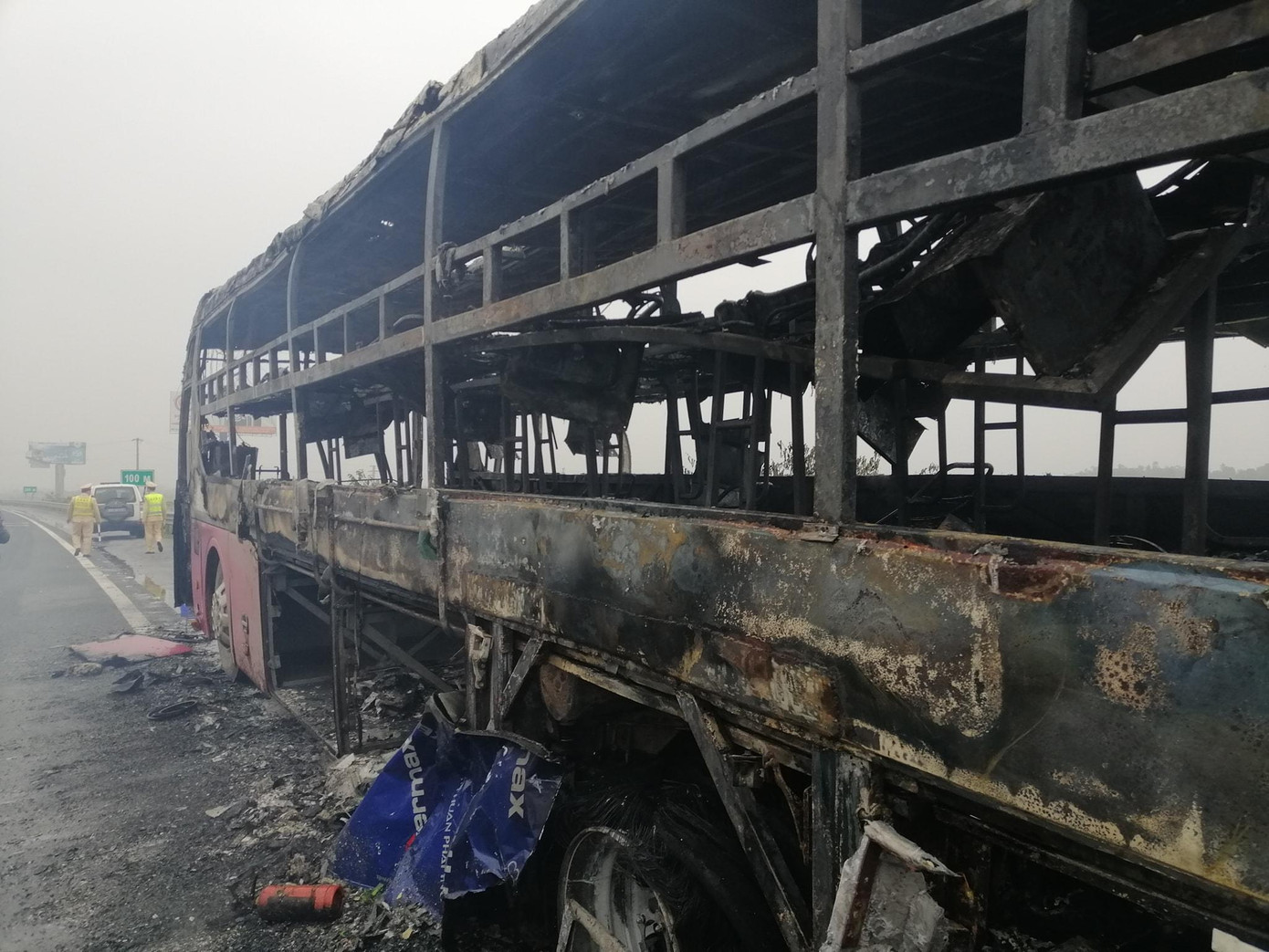 Chiếc xe bị thiêu rụi.